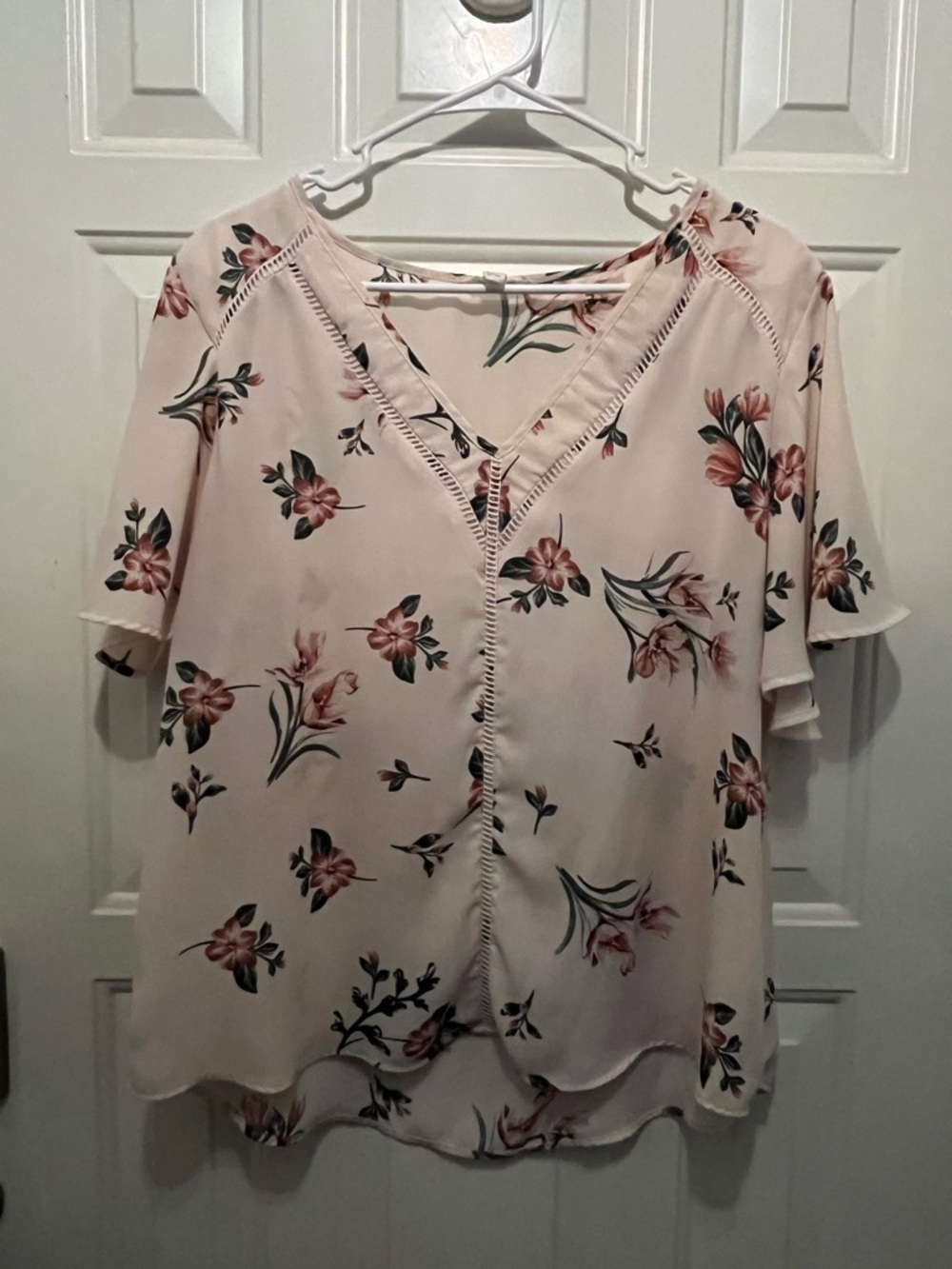 Sandy & Sid Women's Blush Floral V-Neck Flutter Sleeve Blouse